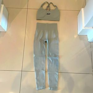 Victoria Beckham Workout Set Turquoise Leggings Bra